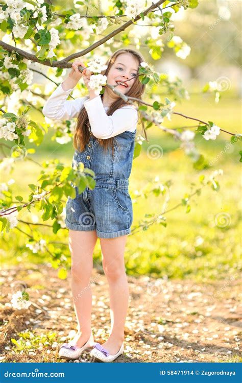 Retrato Da Menina Ao Ar Livre Foto De Stock Imagem De Menina