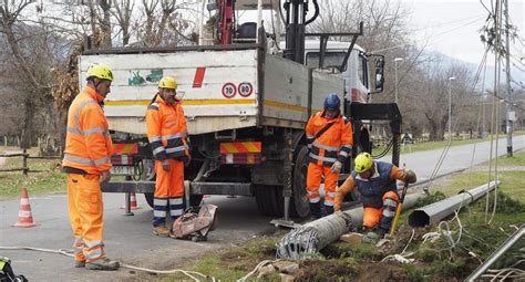 Palo Della Luce In Bilico Sulla Strada Piegato Dal Violento Schianto