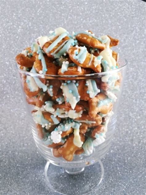 Snowflake Party Pretzels - Working Mom Magic