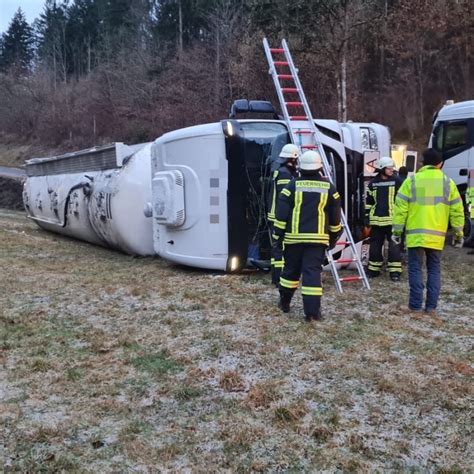 Sattelzug Kippt Um Fahrer Verletzt Einsatzbericht Horb Am Neckar