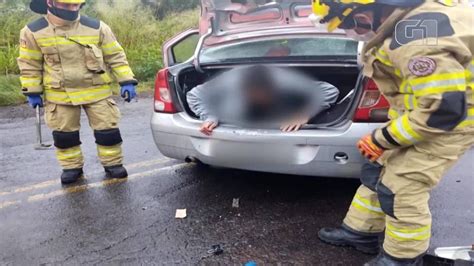 Homem é encontrado dentro de porta malas de carro acidentado em