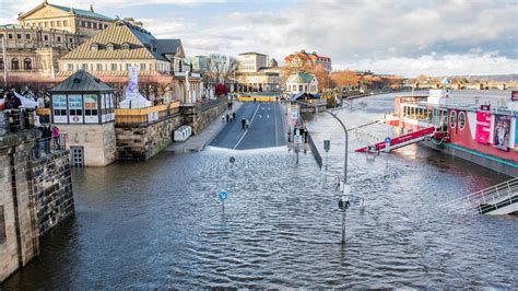 Hochwasser Lage Vielerorts Weiter Angespannt