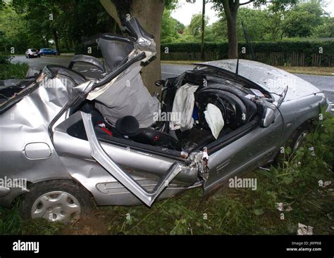 Car Accident Crash Tree Hi Res Stock Photography And Images Alamy