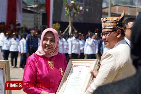 Pemkot Batu Beri Lencana Emas Kepada Para Pendahulu Times Indonesia