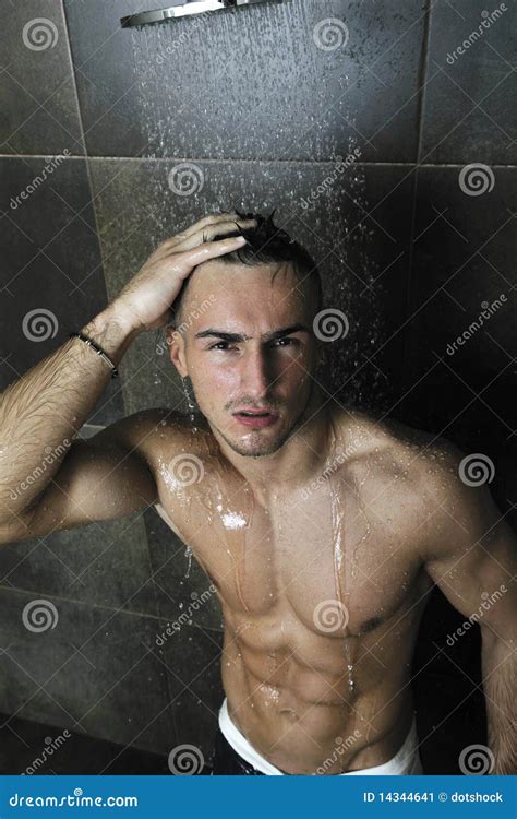 Homme Bel Sous La Douche De L Homme Image Stock Image Du Verticale