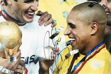 Signed Roberto Carlos Photo - World Cup Champions 2002 | Firma Stella