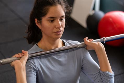 Cerca De Una Hermosa Deportista Haciendo Ejercicios En El Interior Del