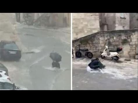 Maltempo A Matera Alcune Persone Trascinate Dallacqua Nel Centro