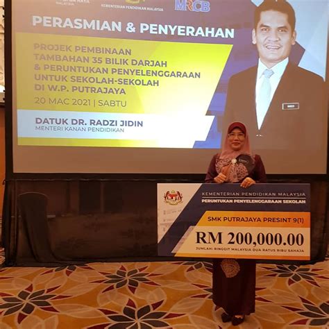 Perasmian Penyerahan Oleh Datuk Dr Radzi Jidin Menteri Kanan