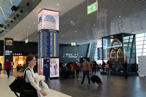 Fiumicino Chiede L Acqua In Aeroporto Ma Non Gliela Danno Sei Russa