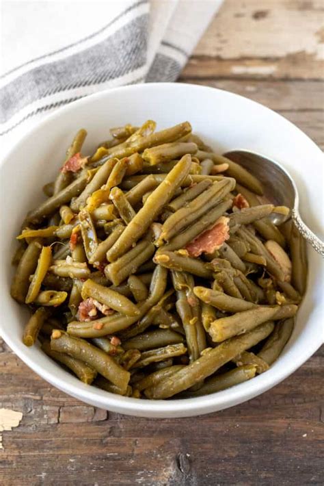 Southern Style Seasoned Green Beans With Bacon The Hungry Bluebird