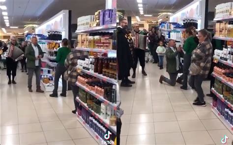 Hombre Le Pide Matrimonio A Su Novia En Un Supermercado Video