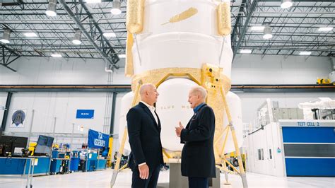 Blue Origin Unveils Mockup Of Unmanned Blue Moon Lunar Lander For NASA