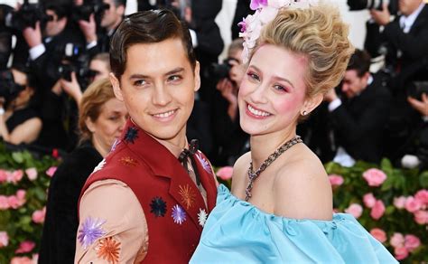 Riverdale Así Reaccionó Lili Reinhart A La Publicación De Cole Sprouse Presentando A Su Nueva