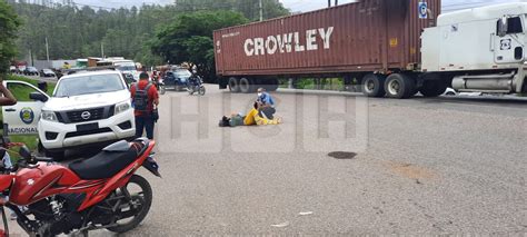 En el pavimento termina motociclista tras colisión en desvío a