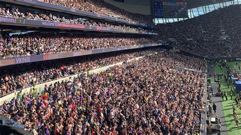 Nfl Crowd Singing Sweet Caroline” Nfl London 2022 Youtube