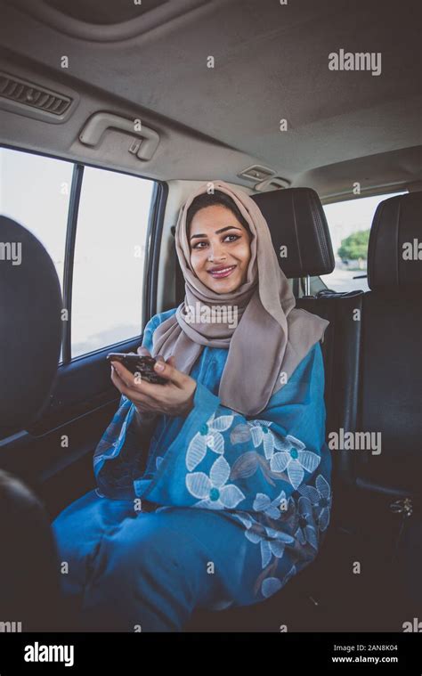 Bella Mujer En Dubai Portando Vestimenta Femenina Tradicional Abaya