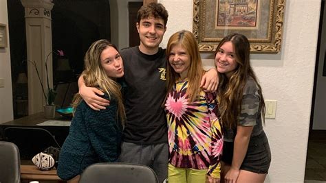 Filho de Gugu Liberato completa 19 anos e celebra em família