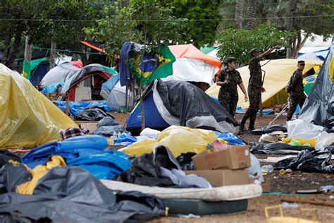 SLU recolhe 60 toneladas de lixo do acampamento no QG do Exército em