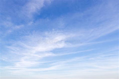 El Cielo Extenso Y Las Nubes Blancas Flotan En El Cielo Stock De