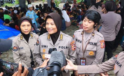 Polwan Divhumas Polri Hibur Anak Anak Korban Gempa Bumi Cianjur