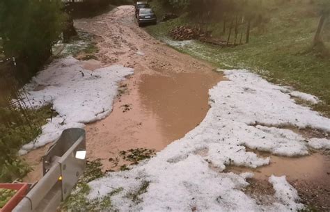 Info Bijeljina Nevrijeme pogodilo Mrkonjić Grad led zabijelio ulice