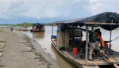 Loreto Destruyen dos dragas utilizadas para minería ilegal en Napo