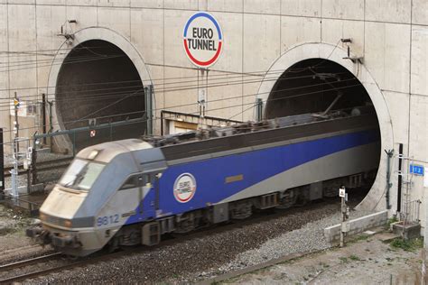 Calais migrant crisis: Eurotunnel suspended after 'massive invasion' at ...