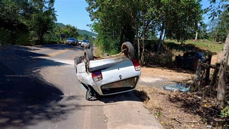 Idoso Perde O Controle Da Dire O E Ve Culo Capota Na Sc