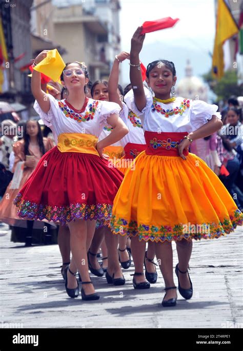 CUENCA DESFILE ESTUDIANTIL FIESTAS NOVIEMBRINAS Cuenca Ecuador 1 De