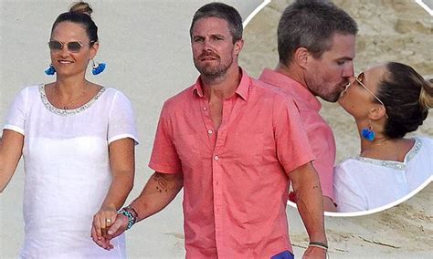 Arrow Star Stephen Amell And Wife Cassandra Celebrate Their Tenth