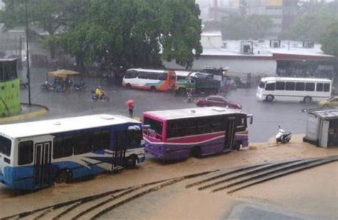 Calles De El Paraíso Se Inundaron Por Fuertes Lluvias En Caracas Fotos