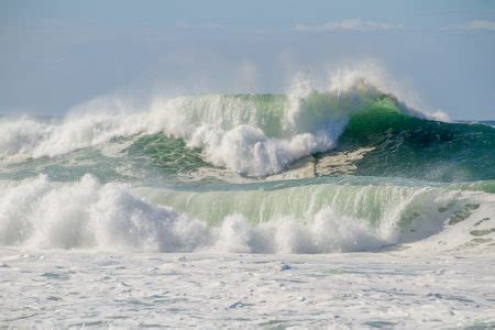 Grandes Ondas Quebrando Na Praia De Copacabana Durante Um Grande Swell