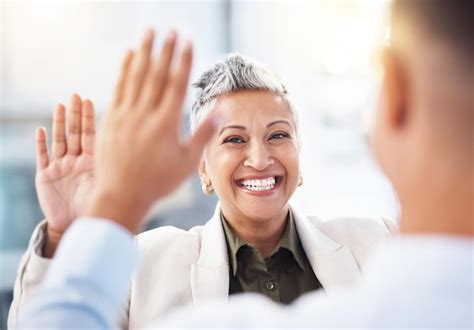 Mujer De Negocios Y Empleados Con Celebraci N Y Logros En El Cargo