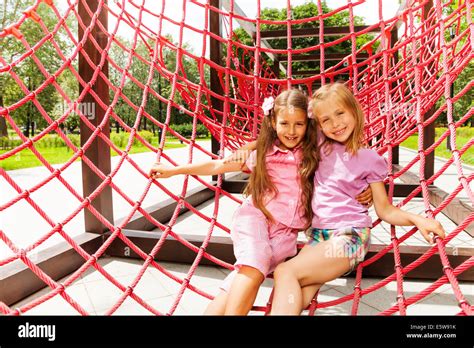 Petite aire de jeux pour filles Banque de photographies et dimages à