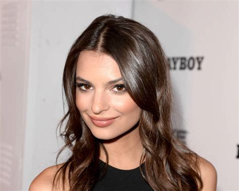 Emily Ratajkowski Pose Topless Photos Star 24