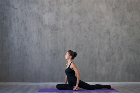 Mujer Joven Yogui Practicando Yoga Lecci N Respiraci N Meditaci N