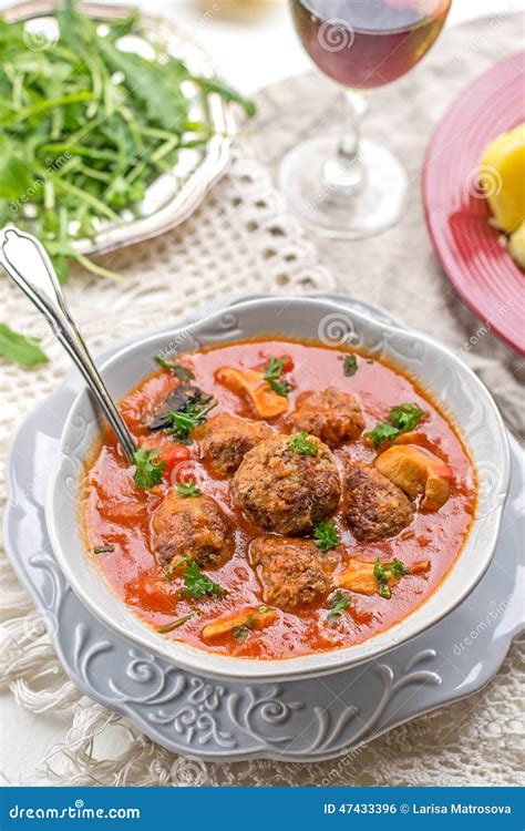 Albondigas Das Almôndegas No Molho De Tomate Cogumelos Foto de