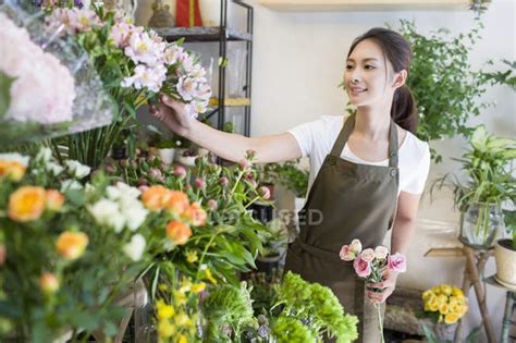 Female Asian Florist Working In Flower Shop — Store Blossom Stock