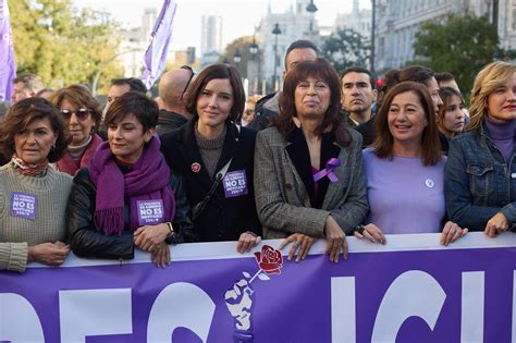 Una Marea Violeta Sale A Las Calles En Protesta Contra La Violencia