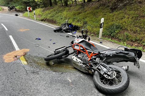 Unfall bei Erbrach Motorräder krachen frontal zusammen Zwei