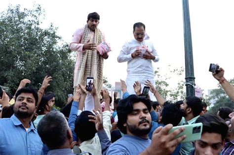 Delhi Bjp President Virendra Sachdeva Mp Manoj Tiwari Distribute Mask