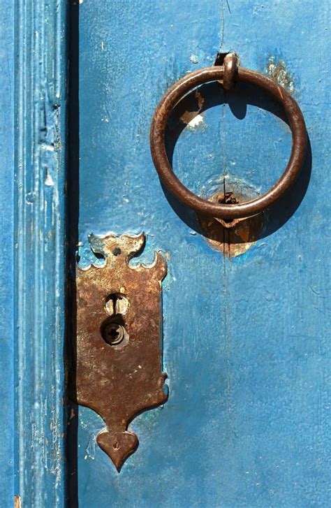 Batente E Feche Na Porta De Madeira Azul Velha Foto De Stock Imagem