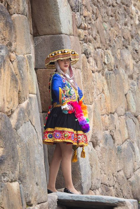 Hermosa Chica Con Vestido Tradicional De La Cultura Andina Peruana