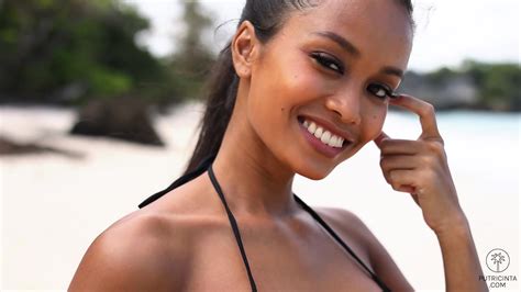 Exotic Babe Putri Cinta Taking Off A Micro Bikini And Sucking Dick