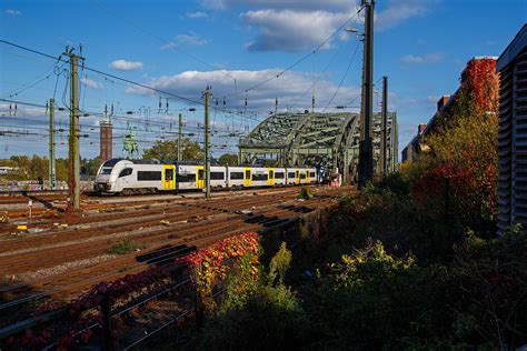 Zwei Gekuppelte Siemens Desiro ML 460 008 6 Und Ein Weiterer Der