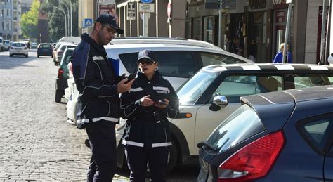 Nuovo Codice Della Strada Prima Multa A Napoli Per Cellulare Alla Guida