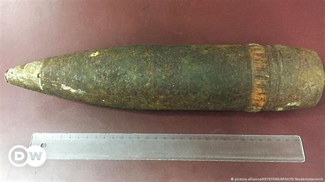 Us Tourist Finds Wwii Shell Takes It To Airport Dw 07 11 2018