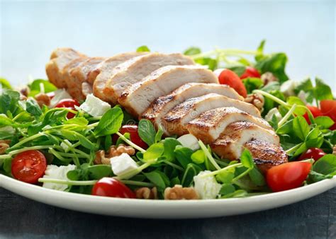 Salada De Frango Grelhada Fresca Tomates Queijo De Feta Imagem De