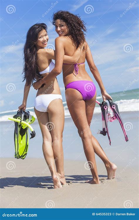 Muchachas Hermosas De Las Mujeres Del Bikini En La Playa Imagen De